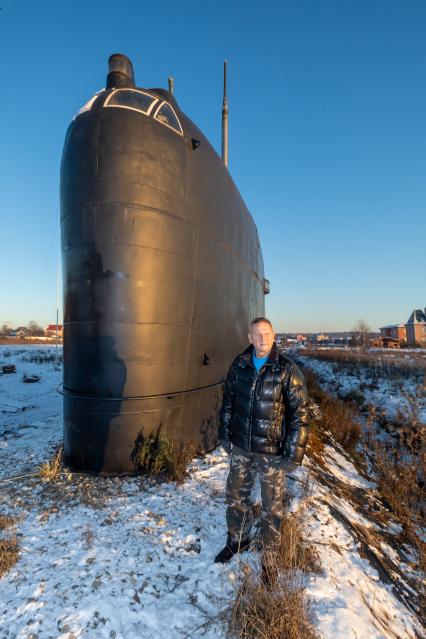 Московская область. Владимир Романов у рубки подлодки К-19, которую он установил в Подмосковье.