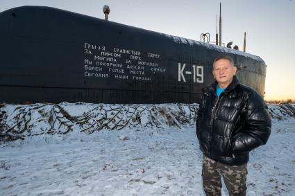 Московская область. Владимир Романов у рубки подлодки К-19, которую он установил в Подмосковье.