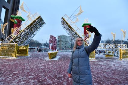 Москва. Новогодняя иллюминация на площади Киевского вокзала.