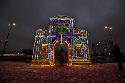 Москва. Новогодняя иллюминация на площади Киевского вокзала.