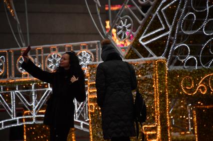 Москва. Новогодняя иллюминация на площади Киевского вокзала.