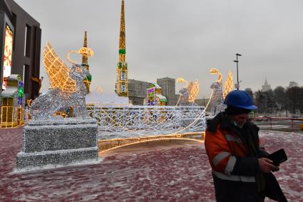 Москва. Новогодняя иллюминация на площади Киевского вокзала.