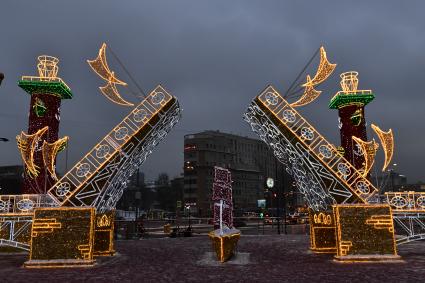 Москва. Новогодняя иллюминация на площади Киевского вокзала.