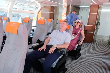 Санкт-Петербург. Пассажиры на палубе речного электрокатамарана Ecovolt после спуска на воду на территории Пассажирского порта.