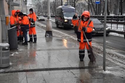 Москва. Дворники убирают улицу.