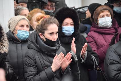 Москва. Люди  у  театра`Современник` во время церемонии прощания с актером Валентином Гафтом.