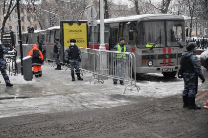 Москва. Полицейские в медицинских масках.