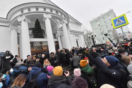 Москва. Люди  у  театра`Современник` во время церемонии прощания с актером Валентином Гафтом.