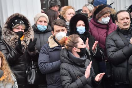 Москва. Люди  у  театра`Современник` во время церемонии прощания с актером Валентином Гафтом.