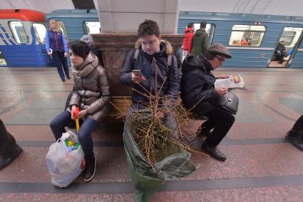 Москва. Корреспондент КП Павел Клоков везет в метро новогоднюю елку в пункт приема для дальнейшей переработки.