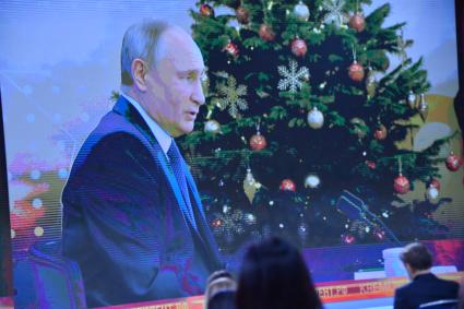 Москва. Президент России Владимир Путин в режиме видеоконференции участвует в ежегодной пресс-конференции в Центре международной торговли на Красной Пресне.