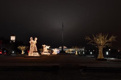 Москва.  Вид на новогоднюю инсталляцию в Парк Победы на Поклонной горе.