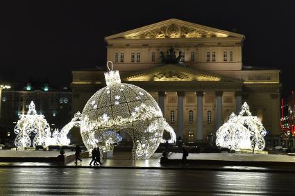 Москва.  Новогодняя инсталляция около Большого театра .