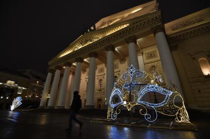 Москва.  Новогодняя инсталляция около Большого театра .