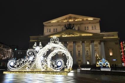 Москва.  Новогодняя инсталляция около Большого театра .