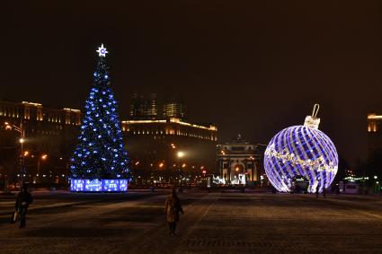 Москва.  Вид на новогоднюю инсталляцию в Парк Победы на Поклонной горе.