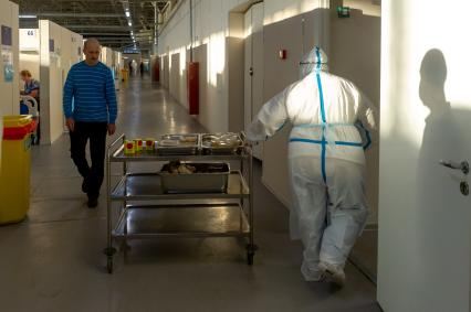 Санкт-Петербург. Медсестра разносит еду пациентам в отделении больных средней тяжести во временном госпитале для больных COVID-19, организованном в выставочном комплексе `Ленэкспо`.
