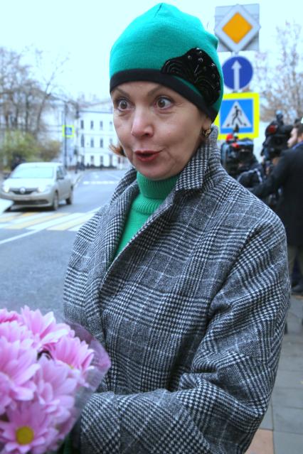 Гранатный переулок, 2/9. Мемориальная доска в честь актера Владимира Этуша на доме, где он жил. Открытие. 2020. На снимке: актриса Вера Новикова