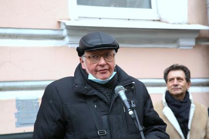 Гранатный переулок, 2/9. Мемориальная доска в честь актера Владимира Этуша на доме, где он жил. Открытие. 2020. На снимке: актер Павел Любимцев