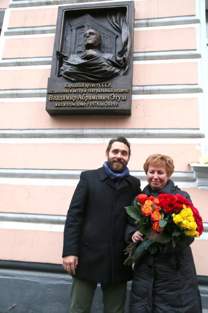 Гранатный переулок, 2/9. Мемориальная доска в честь актера Владимира Этуша на доме, где он жил. Открытие. 2020. На снимке: скульптор Филипп Трушин и вдова Владимра Этуша Елена