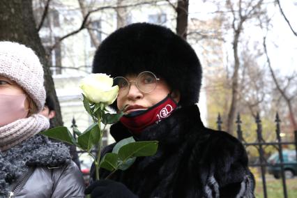 Гранатный переулок, 2/9. Мемориальная доска в честь актера Владимира Этуша на доме, где он жил. Открытие. 2020. На снимке: актриса Людмила Максакова