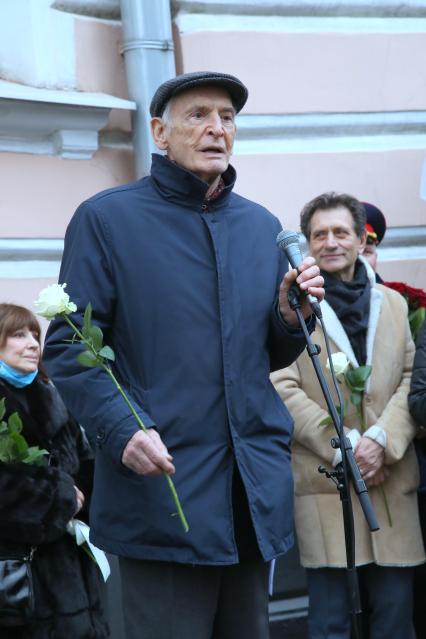 Гранатный переулок, 2/9. Мемориальная доска в честь актера Владимира Этуша на доме, где он жил. Открытие. 2020. На снимке: актер Василий Лановой