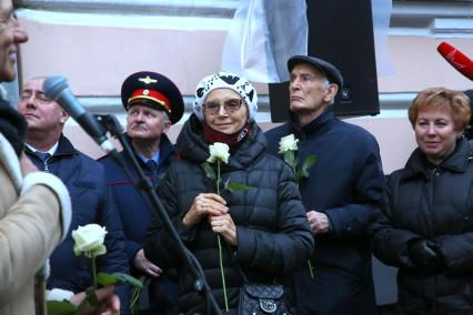 Гранатный переулок, 2/9. Мемориальная доска в честь актера Владимира Этуша на доме, где он жил. Открытие. 2020. На снимке: актриса Ирина Купченко