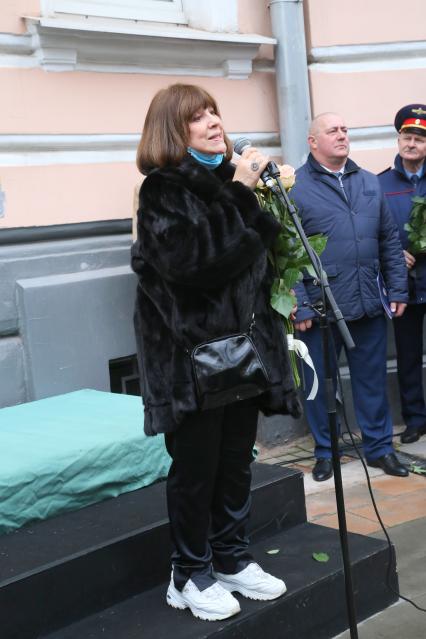 Гранатный переулок, 2/9. Мемориальная доска в честь актера Владимира Этуша на доме, где он жил. Открытие. 2020. На снимке: актриса Наталья Варлей