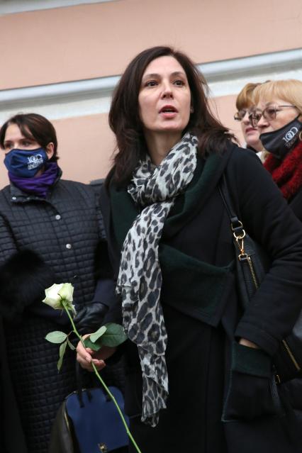 Гранатный переулок, 2/9. Мемориальная доска в честь актера Владимира Этуша на доме, где он жил. Открытие. 2020. На снимке: актриса Лидия Вележева