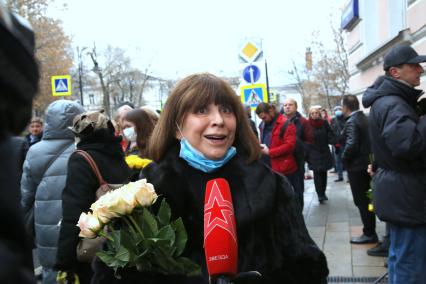 Гранатный переулок, 2/9. Мемориальная доска в честь актера Владимира Этуша на доме, где он жил. Открытие. 2020. На снимке: актриса Наталья Варлей