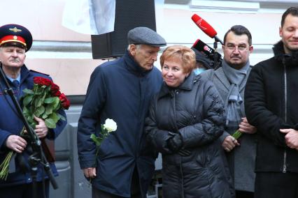 Гранатный переулок, 2/9. Мемориальная доска в честь актера Владимира Этуша на доме, где он жил. Открытие. 2020. На снимке:  актер Василий Лановой и вдова Владимра Этуша Елена