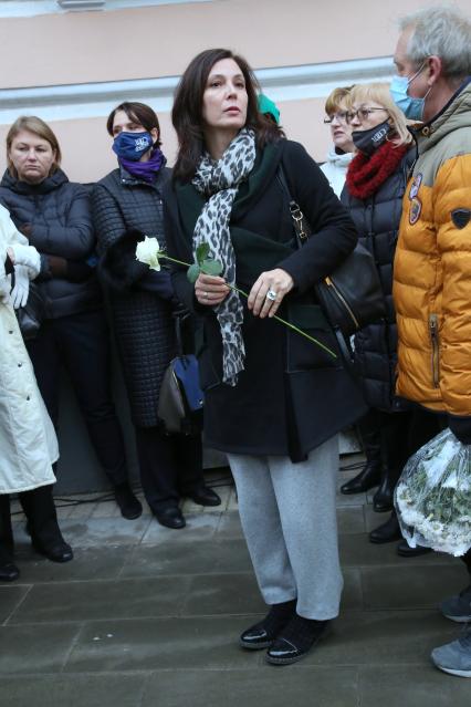 Гранатный переулок, 2/9. Мемориальная доска в честь актера Владимира Этуша на доме, где он жил. Открытие. 2020. На снимке: актриса Лидия Вележева