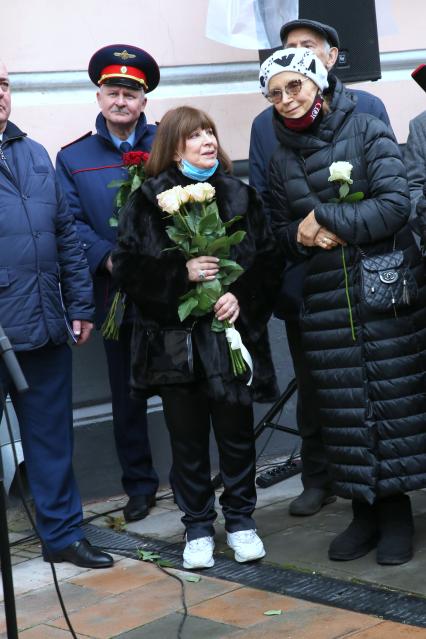 Гранатный переулок, 2/9. Мемориальная доска в честь актера Владимира Этуша на доме, где он жил. Открытие. 2020. На снимке: актрисы Наталья Варлей и Ирина Купченко