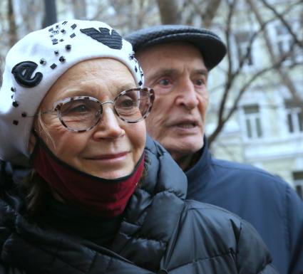 Гранатный переулок, 2/9. Мемориальная доска в честь актера Владимира Этуша на доме, где он жил. Открытие. 2020. На снимке: актеры Ирина Купченко и Василий Лановой