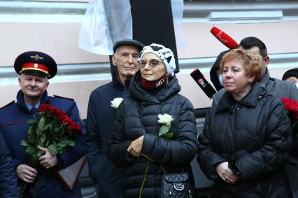 Гранатный переулок, 2/9. Мемориальная доска в честь актера Владимира Этуша на доме, где он жил. Открытие. 2020. На снимке:  актриса Ирина Купченко (в центре) и вдова Владимра Этуша Елена (справа)