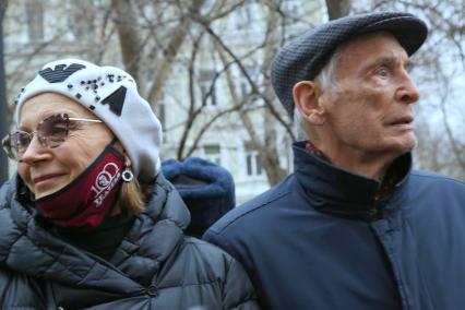 Гранатный переулок, 2/9. Мемориальная доска в честь актера Владимира Этуша на доме, где он жил. Открытие. 2020. На снимке: актеры Ирина Купченко и Василий Лановой