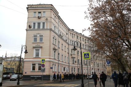 Гранатный переулок, 2/9. Мемориальная доска в честь актера Владимира Этуша на доме, где он жил. Открытие. 2020