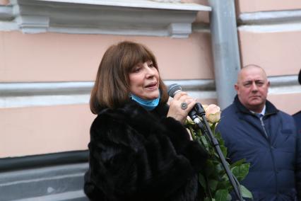 Гранатный переулок, 2/9. Мемориальная доска в честь актера Владимира Этуша на доме, где он жил. Открытие. 2020. На снимке: актриса Наталья Варлей