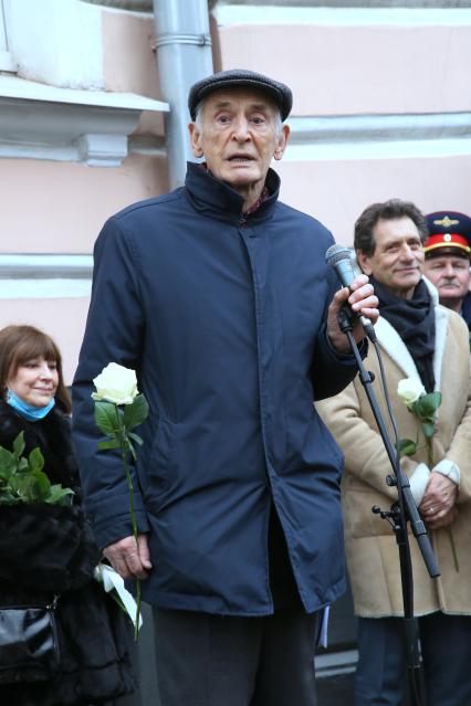 Гранатный переулок, 2/9. Мемориальная доска в честь актера Владимира Этуша на доме, где он жил. Открытие. 2020. На снимке: актер Василий Лановой