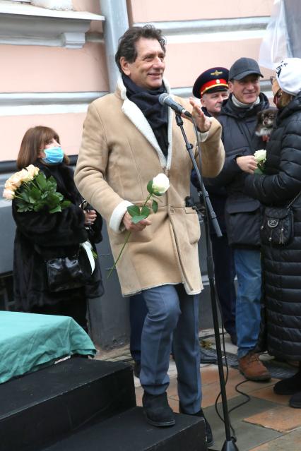 Гранатный переулок, 2/9. Мемориальная доска в честь актера Владимира Этуша на доме, где он жил. Открытие. 2020. На снимке: актер Евгений Князев