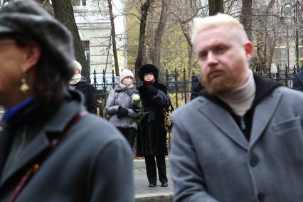 Гранатный переулок, 2/9. Мемориальная доска в честь актера Владимира Этуша на доме, где он жил. Открытие. 2020. На снимке: актриса Людмила Максакова (справа)