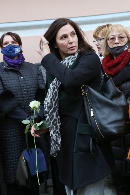 Гранатный переулок, 2/9. Мемориальная доска в честь актера Владимира Этуша на доме, где он жил. Открытие. 2020. На снимке: актриса Лидия Вележева