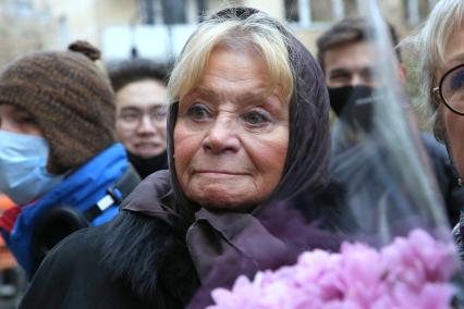 Гранатный переулок, 2/9. Мемориальная доска в честь актера Владимира Этуша на доме, где он жил. Открытие. 2020. На снимке: актриса Татьяна Егорова