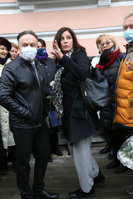 Гранатный переулок, 2/9. Мемориальная доска в честь актера Владимира Этуша на доме, где он жил. Открытие. 2020. На снимке: актриса Лидия Вележева