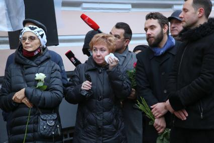 Гранатный переулок, 2/9. Мемориальная доска в честь актера Владимира Этуша на доме, где он жил. Открытие. 2020. На снимке (слева направо):  актриса Ирина Купченко, вдова Владимра Этуша Елена и скульптор Филипп Трушин