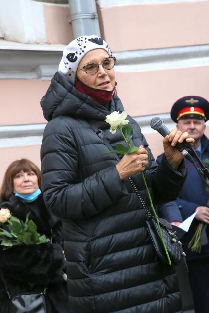 Гранатный переулок, 2/9. Мемориальная доска в честь актера Владимира Этуша на доме, где он жил. Открытие. 2020. На снимке: актриса Ирина Купченко