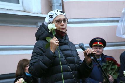 Гранатный переулок, 2/9. Мемориальная доска в честь актера Владимира Этуша на доме, где он жил. Открытие. 2020. На снимке: актриса Ирина Купченко