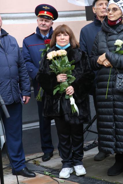 Гранатный переулок, 2/9. Мемориальная доска в честь актера Владимира Этуша на доме, где он жил. Открытие. 2020. На снимке: актриса Наталья Варлей