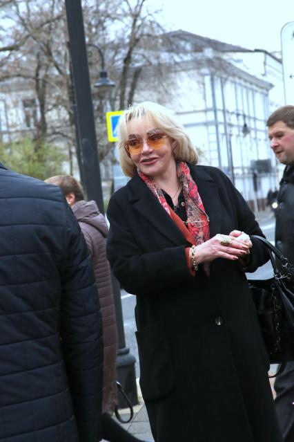 Гранатный переулок, 2/9. Мемориальная доска в честь актера Владимира Этуша на доме, где он жил. Открытие. 2020. На снимке: дочь актера Михаила Ульянова Елена