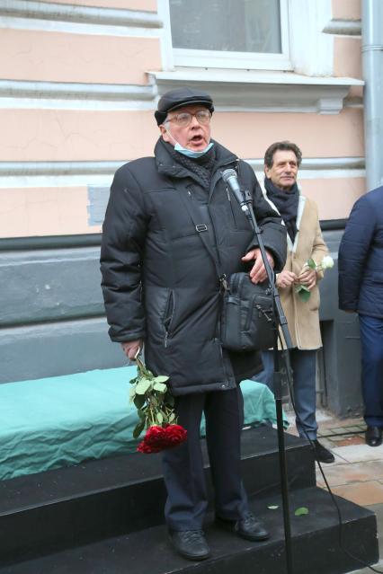 Гранатный переулок, 2/9. Мемориальная доска в честь актера Владимира Этуша на доме, где он жил. Открытие. 2020. На снимке: актер Павел Любимцев